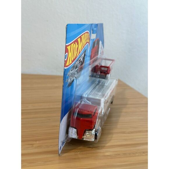 Hot Wheels Target Delivery Truck with Shopping Cart 1:64 - Picture 4 of 7